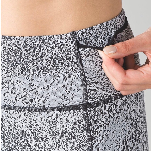 Lululemon Outrun Crop Leggings.  Size 4. - Picture 3 of 8